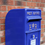 Blauer Briefkasten mit Bodenständer, glänzende Oberfläche, rechteckige Form, goldene Schriftzüge "POST OFFICE" und "ER", ideal für den Außenbereich