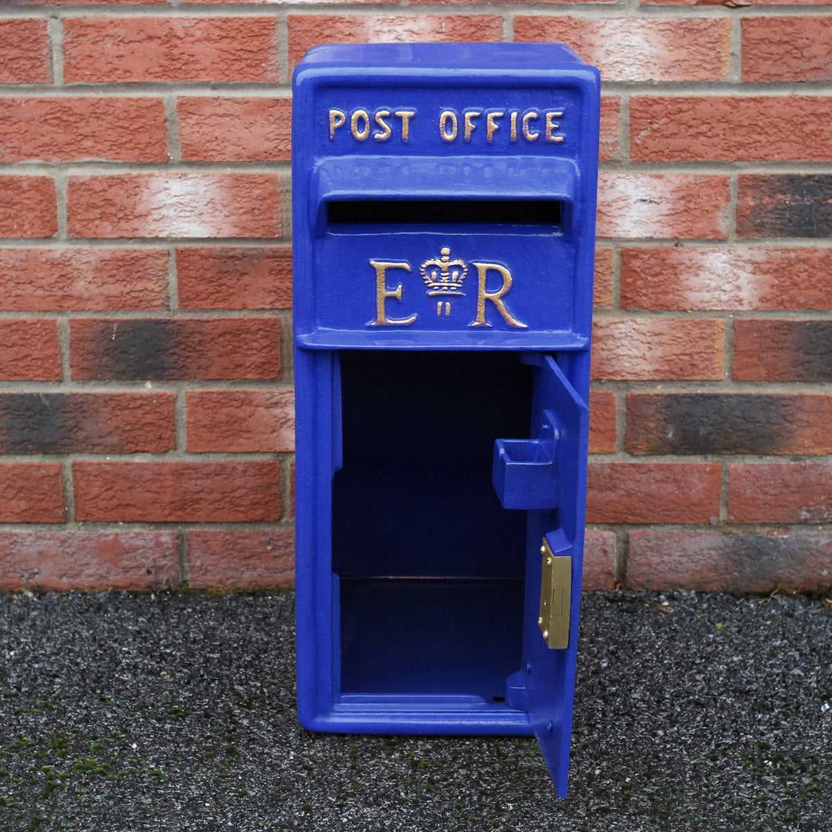 Blauer Briefkasten im schottischen Stil mit goldenen Buchstaben "POST OFFICE" und "ER", aus robustem Material, offen mit sichtbarem Innenraum