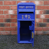 Blauer Briefkasten im schottischen Stil mit goldenen Buchstaben "POST OFFICE" und "ER", aus robustem Material, offen mit sichtbarem Innenraum