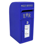 Blauer Briefkasten im schottischen Stil mit goldenen Buchstaben, geschwungener Form und einer Einwurföffnung für Postsendungen