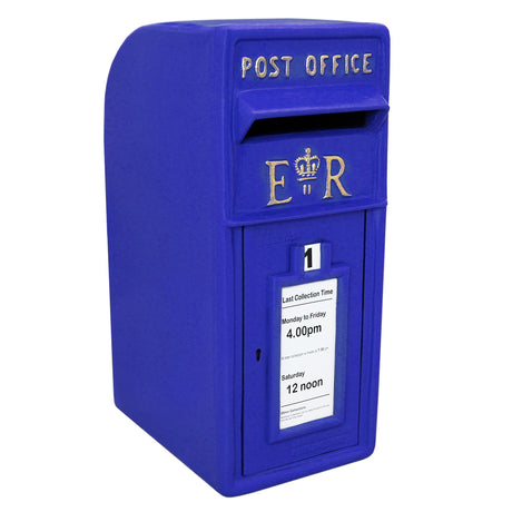 Blauer Briefkasten im schottischen Stil mit goldenen Buchstaben, geschwungener Form und einer Einwurföffnung für Postsendungen