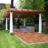 Klickfliesen aus Akazienholz in warmen Brauntönen, verlegt auf einem Gartenboden unter einem Holzpergola mit gemütlichen Sitzmöbeln