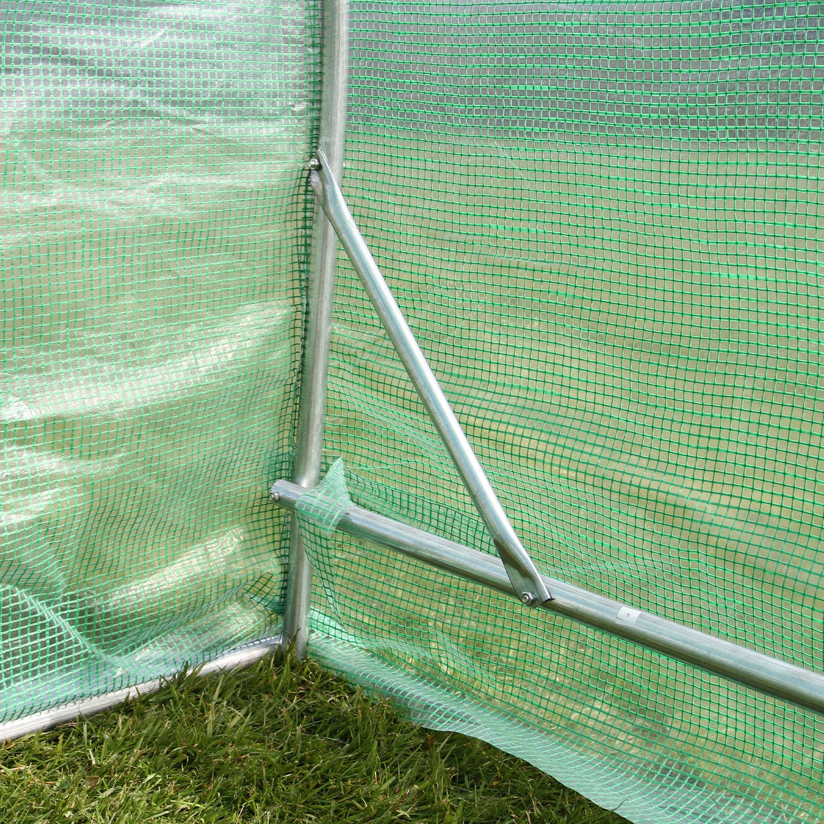 Grüner Polytunnel mit 19mm Rahmen, Netzstruktur und stabilen Stützstreben, ideal für den Anbau von Pflanzen im Garten