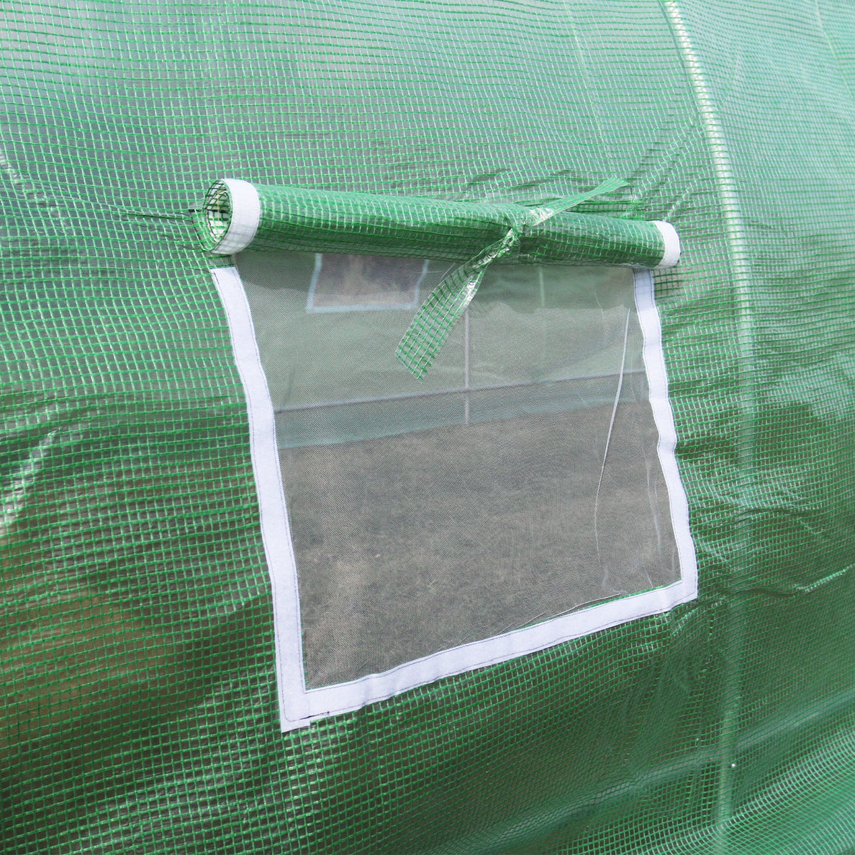 Transparente Fensteröffnung in einem grünen Polytunnel mit Regalen, aus robustem 25mm Material, ideal für den Anbau von Pflanzen und Gemüse