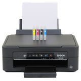 Schwarzer Epson-Drucker XP-2100 mit vier Tintenpatronen in Cyan, Magenta, Gelb und Schwarz, bereit zum Drucken auf weißem Papier