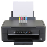 Schwarzer Epson-Drucker mit vier Tintenpatronen in Gelb, Magenta, Cyan und Schwarz, auf einem stabilen Tisch, bereit für den Druck von Designs