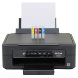 Schwarzer Epson XP-2100 Drucker mit vier Tintenpatronen in Gelb, Magenta, Cyan und Schwarz, bereit für den Druck auf Transferpapier