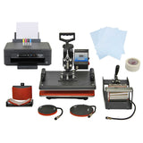 5-in-1 Transferpresse mit Epson Drucker, farbige Tintenpatronen, Transferpapier, verschiedene Platten und Zubehör auf einem Tisch angeordnet