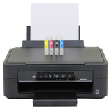 Schwarzer 5-in-1-Drucker mit vier Tintenpatronen in Cyan, Magenta, Gelb und Schwarz, bereit für den Druck auf weißem Papier