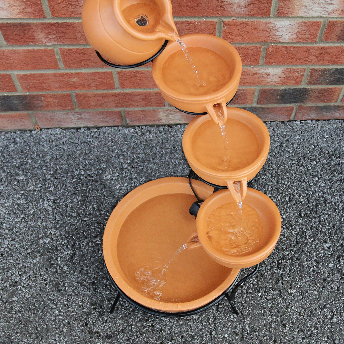 Terracotta Solar Kaskadenbrunnen mit Akku, vier Schalen, Wasser fließt sanft von oben nach unten, rustikales Design, ideal für Garten oder Terrasse