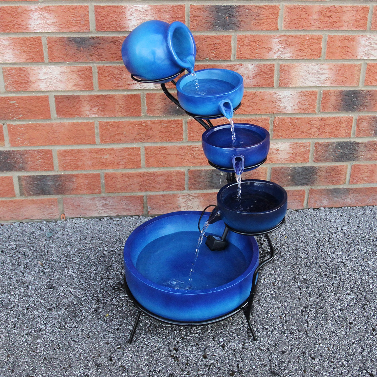 Blauer Solar Kaskadenbrunnen mit Akku, bestehend aus fünf Töpfen in verschiedenen Blautönen, die Wasser sanft in eine große Schale leiten