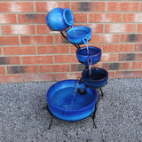 Blauer Solar Kaskadenbrunnen mit Akku, bestehend aus fünf Töpfen in verschiedenen Blautönen, die Wasser sanft in eine große Schale leiten
