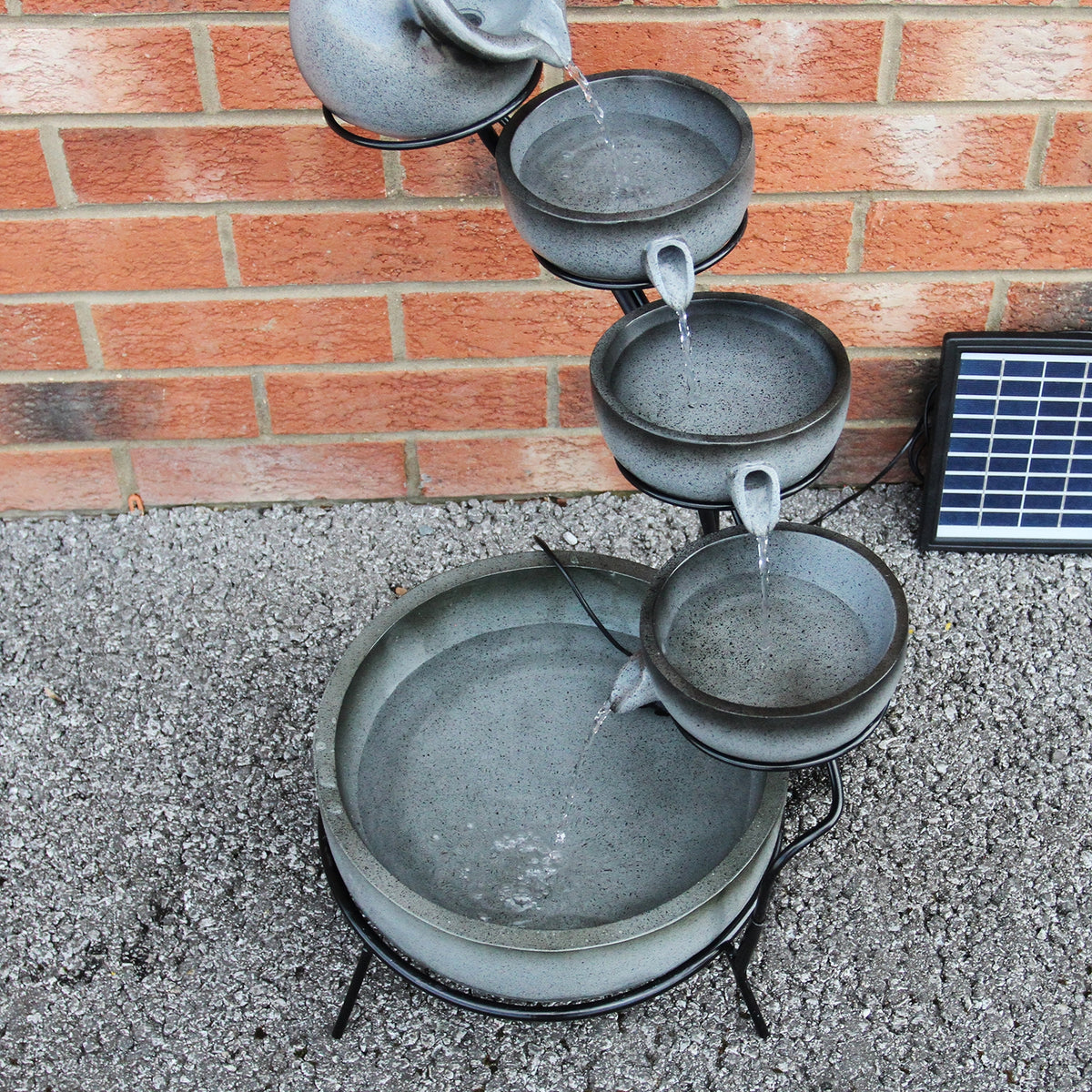 Grauer Solar Kaskadenbrunnen mit Akku, fünf Schalen in verschiedenen Größen, Wasser fließt sanft, moderne Metallstruktur, ideal für Garten oder Terrasse