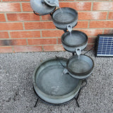 Grauer Solar Kaskadenbrunnen mit Akku, fünf Schalen in verschiedenen Größen, Wasser fließt sanft, moderne Metallstruktur, ideal für Garten oder Terrasse