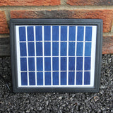 Solar Kaskadenbrunnen mit Akku in Grau, ausgestattet mit einem rechteckigen Solarpanel mit blauen Zellen und schwarzem Rahmen, ideal für Garten und Terrasse