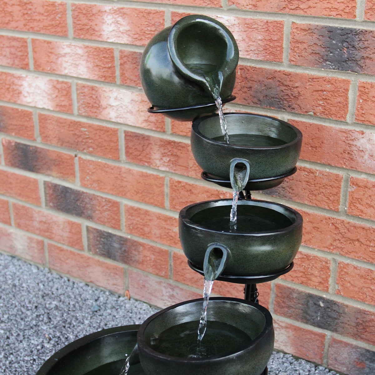 Grüner Solar Kaskadenbrunnen mit Akku, bestehend aus mehreren Töpfen, die Wasser sanft in eine darunterliegende Schale fließen lassen