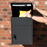 Schwarzer Paketkasten aus robustem Metall mit einem großen, aufklappbaren Deckel, ideal für die sichere Lieferung von Paketen und Briefen