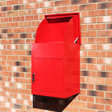 Roter Paketkasten aus Metall mit glatter Oberfläche, halbrunder Oberseite und abschließbarem Fach, montiert an einer Ziegelwand