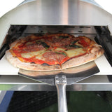 Ein frisch gebackene Pizza mit knusprigem Rand, belegt mit Tomatensauce, Käse, Salami und frischem Basilikum, im Tisch-Pizzaofen sichtbar