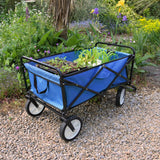 Faltbarer Gartenwagen in Blau mit stabiler schwarzer Rahmenkonstruktion, ausgestattet mit zwei großen Rädern und einer blauen Stofftasche für Pflanzen und Gartenwerkzeuge