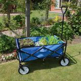Faltbarer Gartenwagen in Blau mit stabilen schwarzen Rahmen, großen Rädern und bepflanztem Innenraum, ideal für Gartenarbeit und Transport