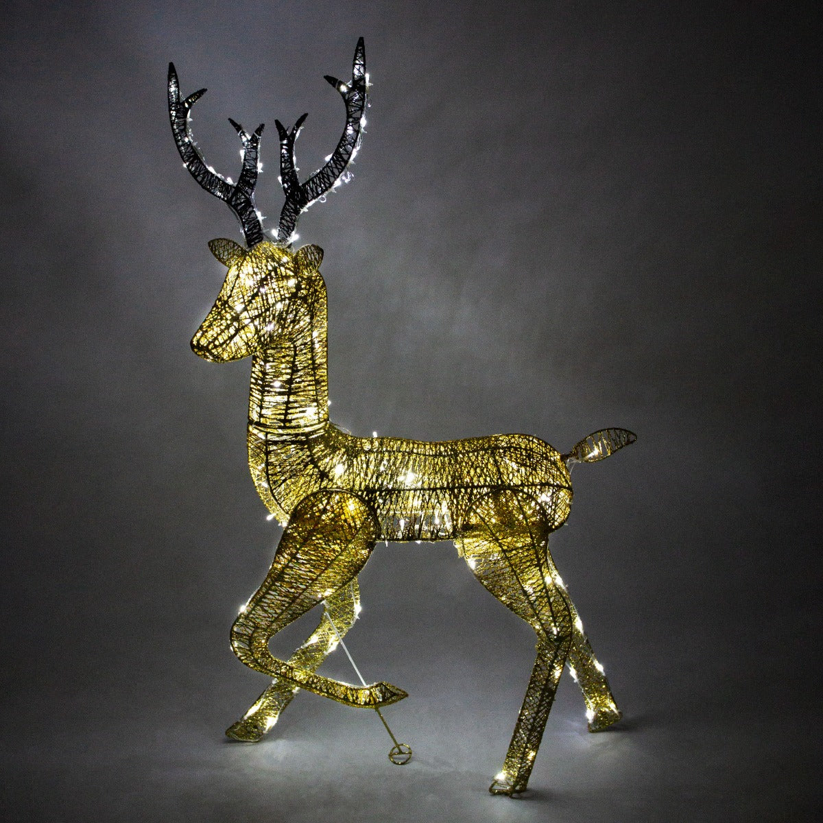 LED beleuchteter Hirsch in goldener Drahtoptik mit funkelnden Lichtern, elegant geformt mit detailreichen, glitzernden Geweihen