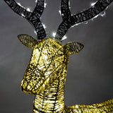 Ein LED beleuchteter Hirsch mit goldenen und schwarzen Drahtstrukturen, glitzernden Lichtern und einem eleganten, festlichen Design