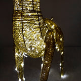 Goldener LED-Hirsch mit feinen, leuchtenden Drähten, die eine elegante, festliche Atmosphäre schaffen, ideal für Weihnachtsdekoration oder stimmungsvolle Beleuchtung