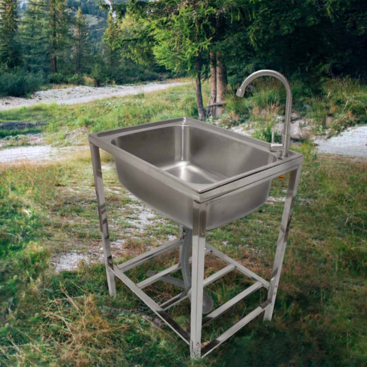 Edelstahl Camping-Spüle auf einem stabilen Gestell, glänzende Oberfläche, rechteckige Form, ideal für den Einsatz im Freien, umgeben von Natur