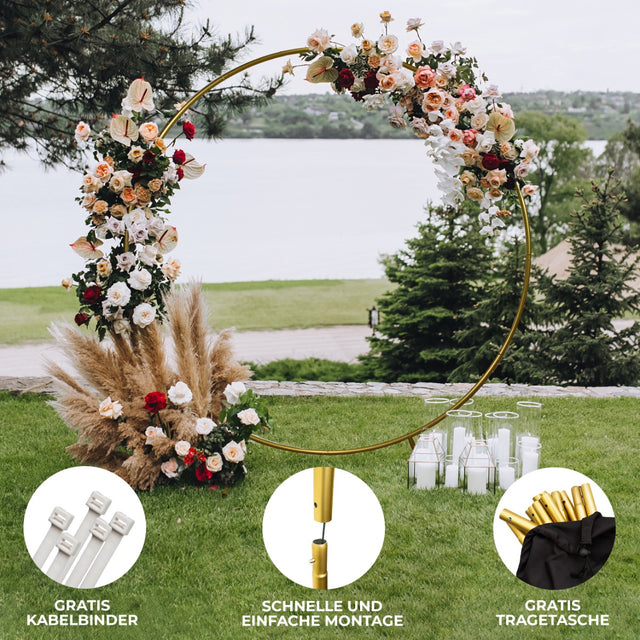 Eleganter goldener Ballonbogen von 200 cm, geschmückt mit bunten Blumen und Gräsern, ideal für Hochzeiten und festliche Anlässe im Freien