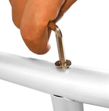 Eine Hand befestigt einen silbernen Schlüssel an einem weißen, runden Ballonbogen aus leichtem Material, ideal für Hochzeiten und Feiern