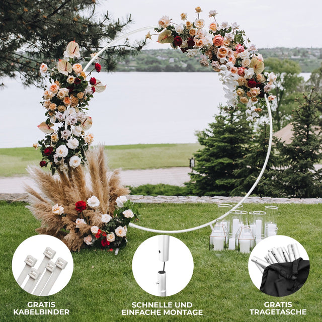 Eleganter Hochzeit Ballonbogen in Weiß, umgeben von zarten Blumenarrangements in sanften Pastellfarben, ideal für romantische Feiern im Freien