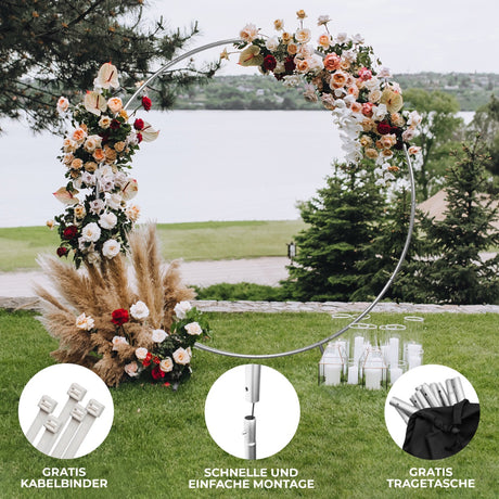 Eleganter Hochzeit Ballonbogen in Silber, umgeben von bunten Blumenarrangements und dekorativen Gräsern, ideal für festliche Anlässe im Freien