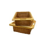 Zwei ausziehbare Weidenkörbe mit Holzrahmen, in warmen Brauntönen, ideal für die Aufbewahrung und Organisation in Schränken