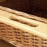 Zwei ausziehbare Schrankkörbe aus geflochtenem Weidenmaterial mit Holzgriffen, ideal für die Aufbewahrung und Organisation in Schränken