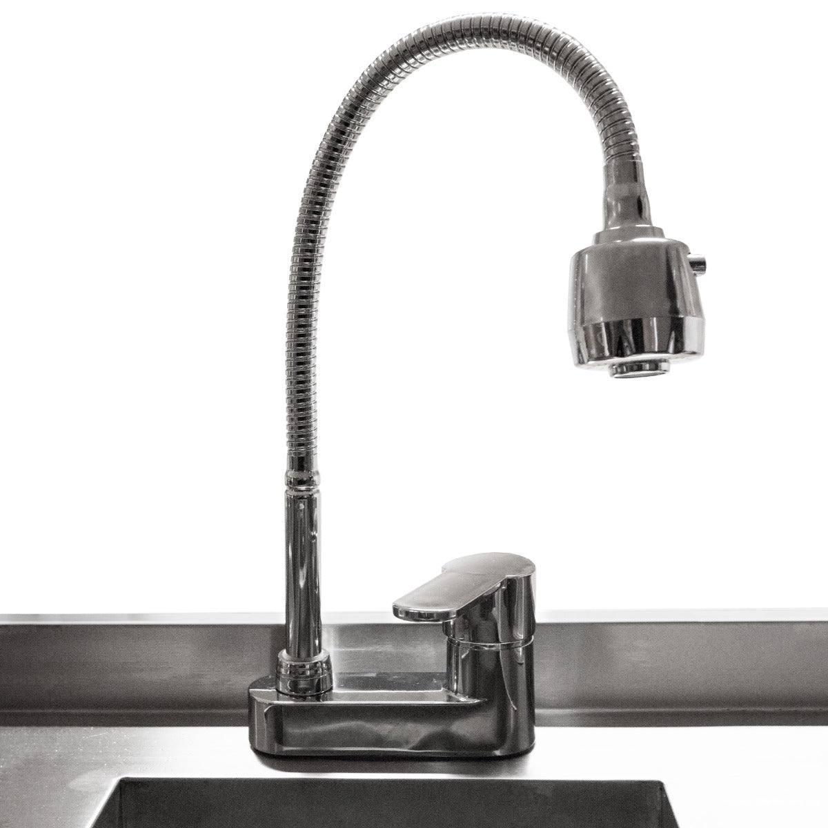 Eleganter, verchromter Wasserhahn mit flexiblem Schlauch und modernem Design, ideal für die KuKoo Doppel Cocktail-Bar Station