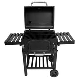 XL Holzkohlegrill Smoker in Schwarz mit geöffnetem Deckel, zwei klappbaren Seitenablagen und robustem Gestell auf Rollen für einfache Mobilität