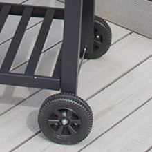 Schwarze, robuste Rollen eines Gartenwagens auf einem hellen Holzfußboden, mit einem strukturierten Gummigriff für einfache Mobilität