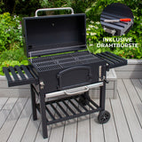 XXL Holzkohlegrill Smoker in Schwarz mit geöffnetem Deckel, Grillrosten aus Edelstahl, seitlichen Ablageflächen und einer Drahtbürste als Zubehör