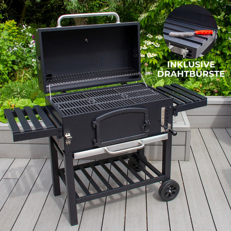 XXL Holzkohlegrill Smoker in Schwarz mit geöffnetem Deckel, Grillrosten aus Edelstahl, seitlichen Ablageflächen und einer Drahtbürste als Zubehör