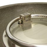 Gas Feuerstelle aus robustem Stein mit glänzender Edelstahlbrennerabdeckung, runder Form und strukturiertem, grauem Oberflächenfinish