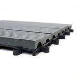 Grau WPC Terrassenfliesen 30 x 30 cm mit geriffelter Oberfläche und stabilen Kunststoffverbindern, ideal für Außenbereiche und Terrassen