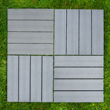 Grau WPC-Terrassenfliesen im Format 30x30 cm, mit strukturierten Oberflächen und schmalen Rillen, auf grünem Gras angeordnet