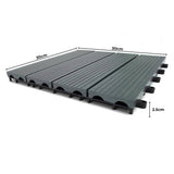 Grau WPC Terrassenfliesen 30 x 30 cm mit strukturiertem Design, robustem Material und einer Dicke von 2,5 cm, ideal für Außenbereiche