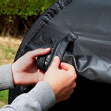 Schwarzes, strapazierfähiges Material eines großen Fahrradzelts, das mit einer Hand befestigt wird, zeigt die robuste Verarbeitung und praktische Handhabung