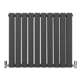Paneelheizkörper in Anthrazit Grau, 600mm x 700mm, mit schlanken, vertikalen Lamellen und verchromten Anschlussventilen für moderne Innenräume