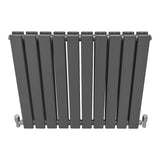 Paneelheizkörper in Anthrazit Grau, 600mm x 700mm, mit glatten, vertikalen Lamellen und verchromten Ventilen für modernes Heizdesign
