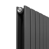 Anthrazitgrauer Paneelheizkörper mit schlanken, vertikalen Lamellen und einer glatten, matten Oberfläche, ideal für moderne Innenräume