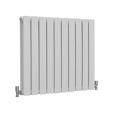 Paneelheizkörper in glänzendem Weiß, 600mm x 700mm, mit schlanken, vertikalen Lamellen und silbernen Ventilen, ideal für moderne Wohnräume