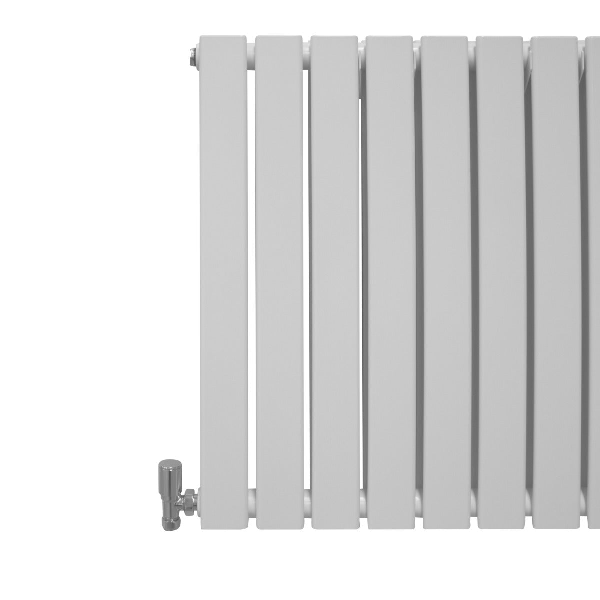 Glänzender weißer Paneelheizkörper mit schlanken, vertikalen Lamellen und einem modernen, minimalistischen Design, ideal für jeden Raum
